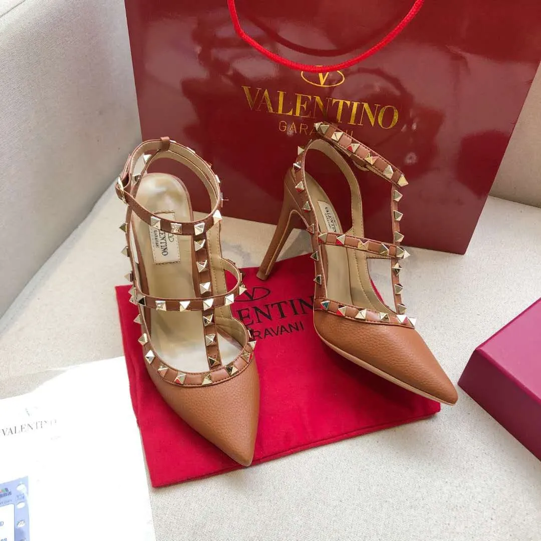 👟👟Ex-factory price 400👟👟 Genuine leather sole +30 Available all year round🎁[Brown pebbled leather series] Heel height: 9.5cm+6.5cm. Valentino is a global haute couture and ready-to-wear luxury brand. Valentino is timeless and never goes out of style. Sheepskin feet, lining 🎁34 to 40/41/42 sizes, ready stock. Original last from the counter, regular bottom, genuine leather outsole +30